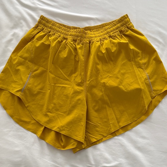 Lululemon Always Airy Run Short 3.5" Inseam in Honeycomb Golden Yellow Size 6 - Picture 6 of 9